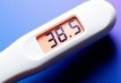 Termometr pokazujący wysoką temperaturę ciała - jak sprawdzić gorączkę bez termometru