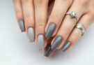 Eleganckie szare paznokcie w różnych odcieniach od jasnego po grafitowy