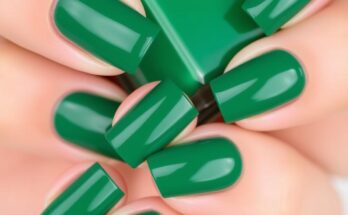 Klasyczne paznokcie w kolorze butelkowej zieleni na zadbanych dłoniach