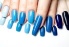 Różne odcienie niebieskich paznokci od jasnego błękitu po głęboki granat